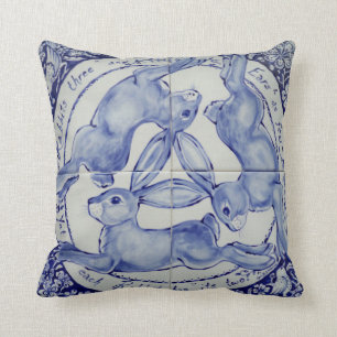 Three Hares Rabbit Blue & White Medallion Bird Kissen