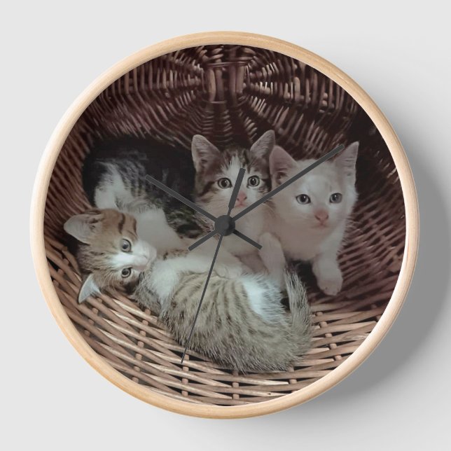 Three Kittens in a Wicker Basket Uhr (Vorderseite)