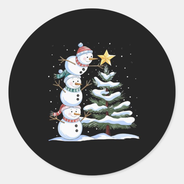 Three Snowmen Are Arranging A Christmas Tree Cute  Runder Aufkleber (Vorderseite)