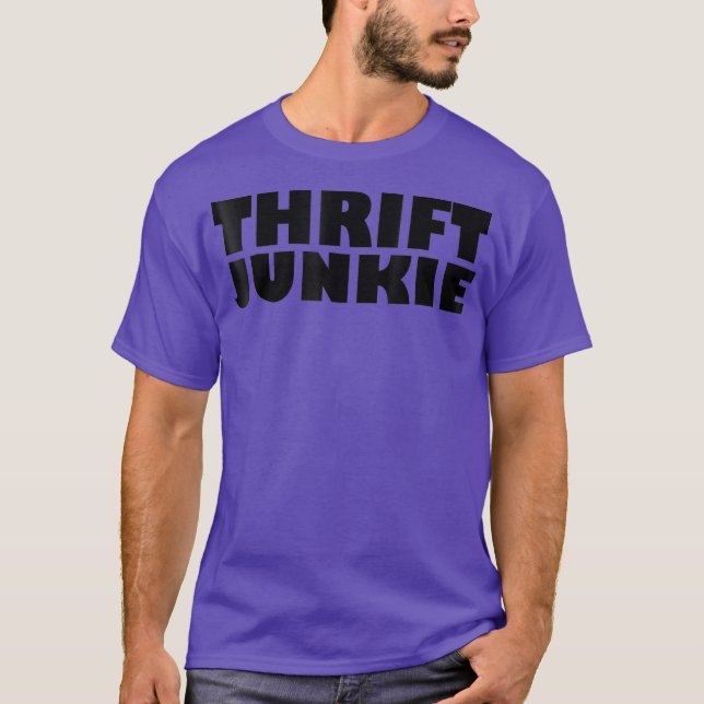 Thrift Junkie Thrifting Graphic T-Shirt Drehend (Vorderseite)