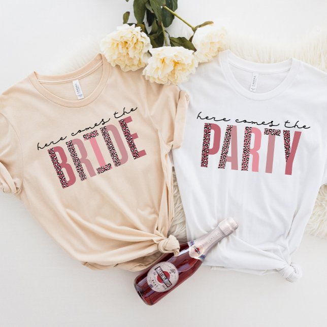 TIA Brautparty T-Shirt, Hier kommt der Bride T - S T-Shirt (Von Creator hochgeladen)