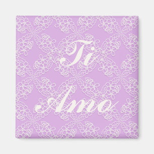 Tiamo. violettes Spitzemit blumenmuster. Text Magnet
