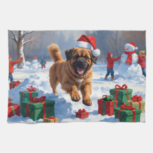Tibet-Mastiff läuft im Schnee mit Weihnachtshut Geschirrtuch