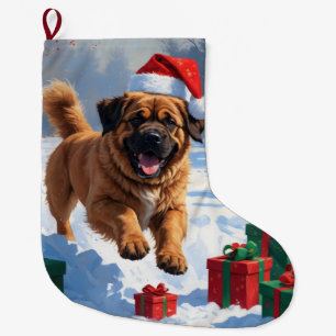 Tibet-Mastiff läuft im Schnee mit Weihnachtshut Großer Weihnachtsstrumpf