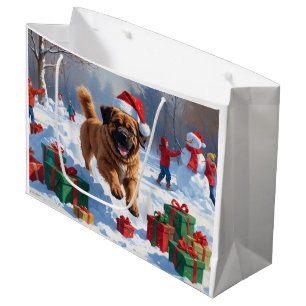 Tibet-Mastiff läuft im Schnee mit Weihnachtsmütze Große Geschenktüte