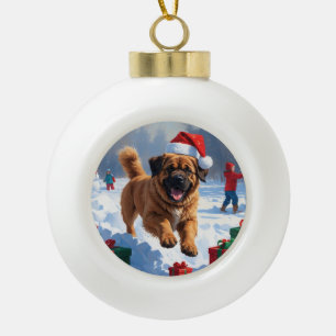 Tibet-Mastiff läuft im Schnee mit Weihnachtsmütze Keramik Kugel-Ornament