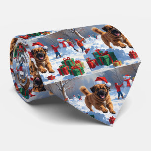 Tibet-Mastiff läuft im Schnee mit Weihnachtsmütze Krawatte