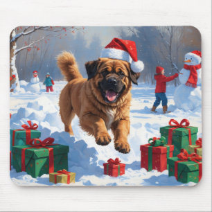 Tibet-Mastiff läuft im Schnee mit Weihnachtsmütze Mousepad