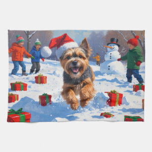 Tibet-Terrier läuft im Schnee mit Weihnachtsmütze Geschirrtuch
