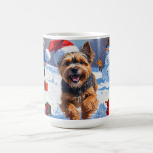 Tibet-Terrier läuft im Schnee mit Weihnachtsmütze Kaffeetasse