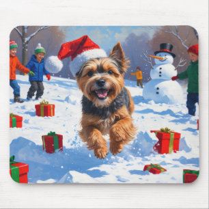 Tibet-Terrier läuft im Schnee mit Weihnachtsmütze Mousepad
