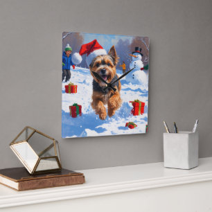 Tibet-Terrier läuft im Schnee mit Weihnachtsmütze Quadratische Wanduhr
