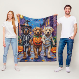 Tibetan-Mastiff-Hunde in Halloween-Kostümen Fleecedecke