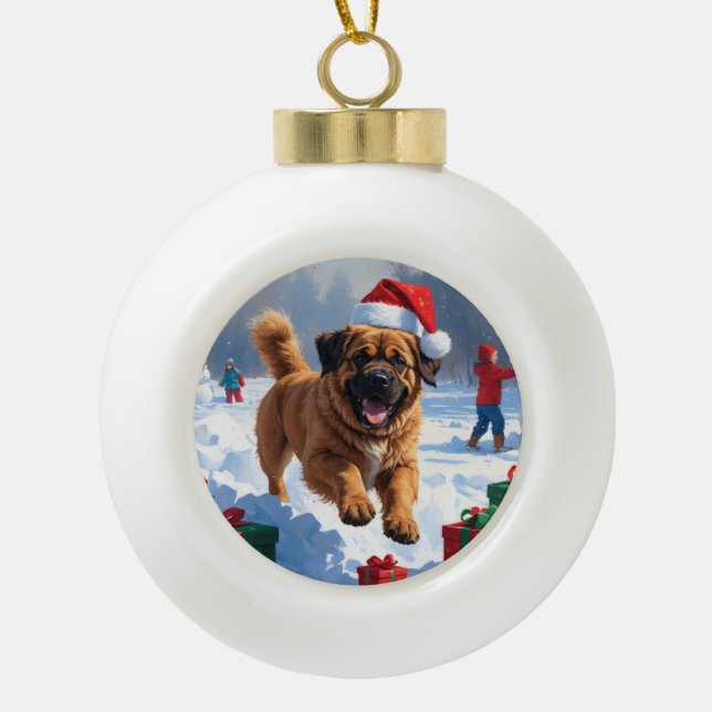 Tibetan Mastiff läuft mit Weihnachtsmut im Schnee Keramik Kugel-Ornament (Vorderseite)