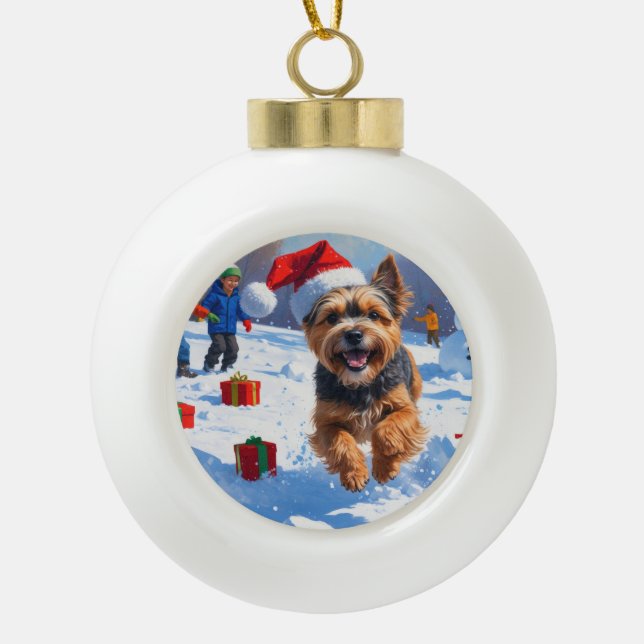 Tibetan Terrier läuft mit Weihnachtshut im Schnee Keramik Kugel-Ornament (Vorderseite)