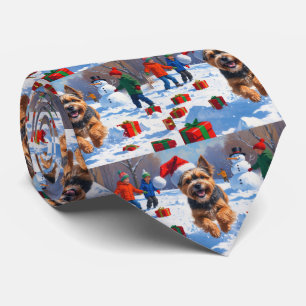 Tibetan Terrier läuft mit Weihnachtshut im Schnee Krawatte