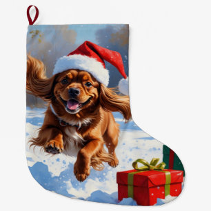 Tibetanischer Spaniel läuft im Schnee mit Weihnach Großer Weihnachtsstrumpf