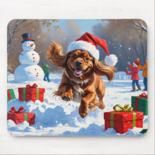Tibetanischer Spaniel läuft im Schnee mit Weihnach Mousepad