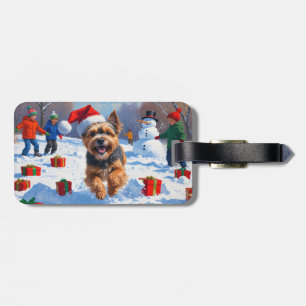 Tibeterrier läuft im Schnee mit Weihnachtsmütze Gepäckanhänger