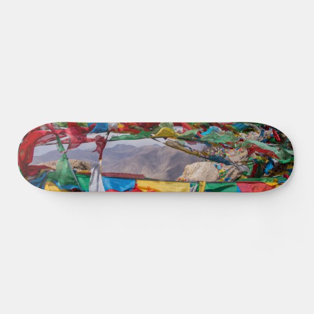 tibetische Landschaft mit Gebetsfahnen - Himalaya Skateboard (Horizontal)