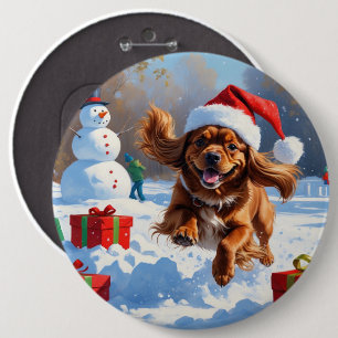 Tibetischer Spaniel läuft im Schnee mit Weihnachts Button