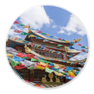 Tibetischer Tempel mit Gebetsfahnen - Yunnan, Chin Keramikknauf
