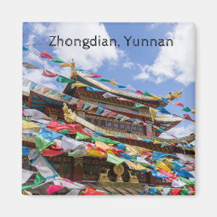 Tibetischer Tempel mit Gebetsfahnen - Yunnan, Chin Magnet