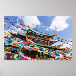 Tibetischer Tempel mit Gebetsfahnen - Yunnan, Chin Poster