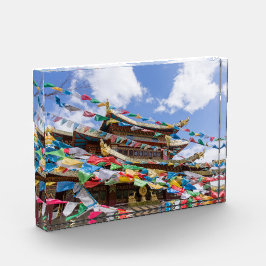 Tibettempel mit Gebetsfahnen - Yunnan, China Fotoblock