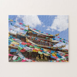 Tibettempel mit Gebetsfahnen - Yunnan, China Puzzle