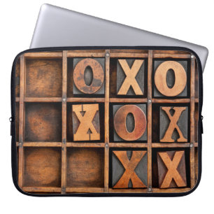 tic-tac-toe oder Noughts and crossgame - Vintag Laptopschutzhülle