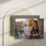 Tickets-Hochzeit in Urlaubsort Save the Date buche Ankündigungspostkarte<br><div class="desc">Diese einfache und elegante Foto-Save the Date-Karte für Ihre Hochzeit in Urlaubsort bietet moderne lässige Schrift,  die "Buchen Sie die Tickets" sagt. Mehr Informationen passen auf den Rücken,  mit einer schwarzen Abbildung einer Weltkarte,  um dies perfekt für eine Hochzeit zu machen,  wo die Menschen reisen können!</div>