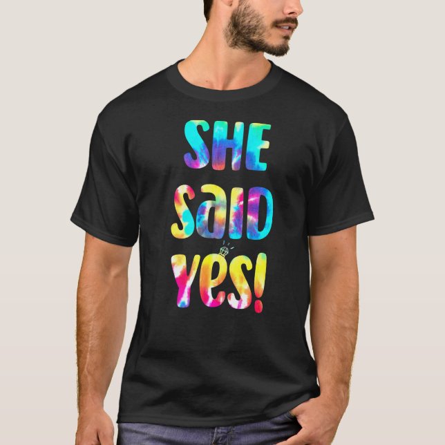 Tie Dye He Asked She Said Yes Marriage Vorschlagal T-Shirt (Vorderseite)