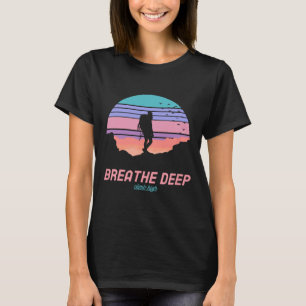 Tief atmen, hoch hinaus - Wandern T-Shirt