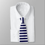Tief Blau und Weiß, Horizontal gestreift Krawatte<br><div class="desc">Mit dieser waagerecht gestreiften Krawatte,  die in Weiß- und Mitternachtsblau gehalten ist,  sieht man gleichzeitig elegant aus.</div>