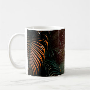Tief dunkelgrünes Palmwedelmuster mit hellem oder Kaffeetasse