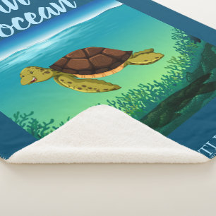 Tief im Ozean glückliche Schildkröten spielen den Sherpadecke