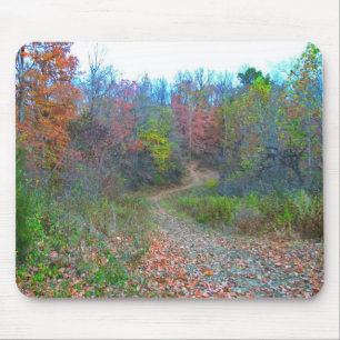 Tief in die Wälder wandern Mousepad