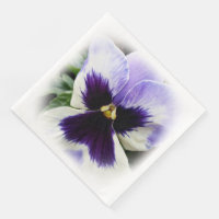 tief lila auf weiße Pansie