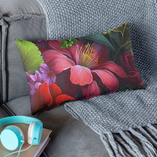 Tief roter Hibiskus mit grünem Blumenmuster Lendenkissen (Hibiscus and flowers adorn this lumbar pillow in bright red, purple and green. )