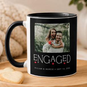 Tief verbundene Herz-Typografie schwarzes Foto Tasse