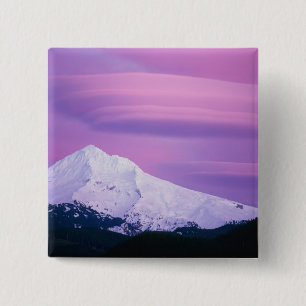Tief violette Wolken umgeben den Mount Hood, in Button