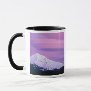Tief violette Wolken umgeben den Mount Hood, in Tasse