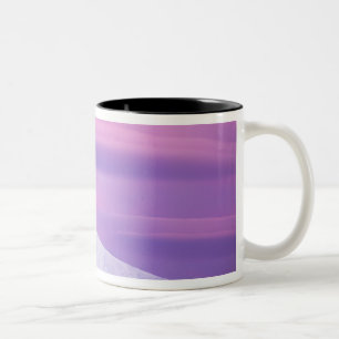 Tief violette Wolken umgeben den Mount Hood, in Zweifarbige Tasse