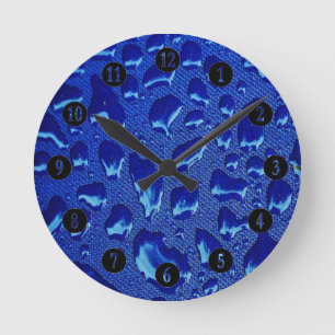 Tiefblaue Wassertropfen Runde Wanduhr