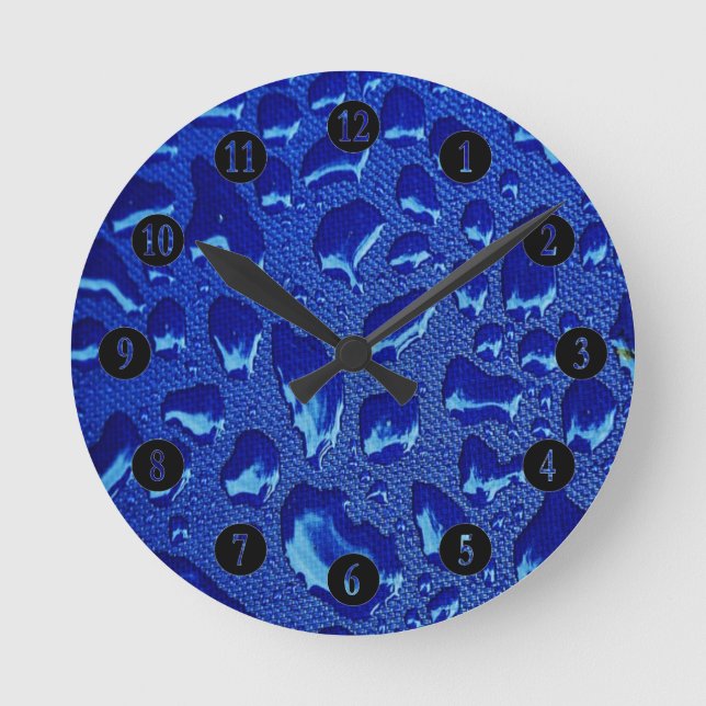 Tiefblaue Wassertropfen Runde Wanduhr (Vorderseite)