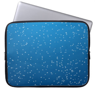 Tiefblaues Wasser und kleine Blasen Laptopschutzhülle