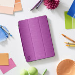 Tiefe Ping-Metallic-Textur iPad Pro Cover<br><div class="desc">Tief-rosa Bild eines metallischen Texturhintergrundes mit einem benutzerdefinierten Monogramm. Einfache minimalistische Gestaltung.</div>