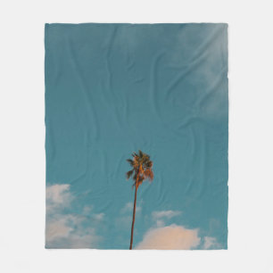Tiefenwinkel-Fotografie der Palme unter blauem Him Fleecedecke