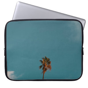 Tiefenwinkel-Fotografie der Palme unter blauem Him Laptopschutzhülle